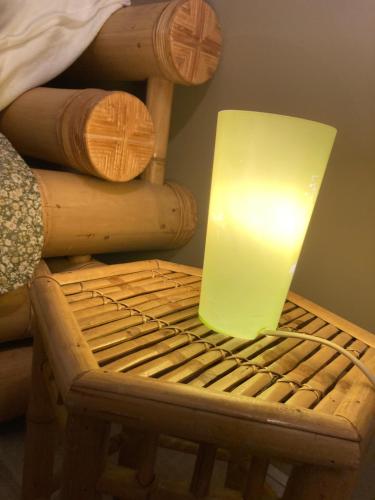 a light sitting on top of a wooden chair at Appartementen Elzentuin in Oud-Beijerland