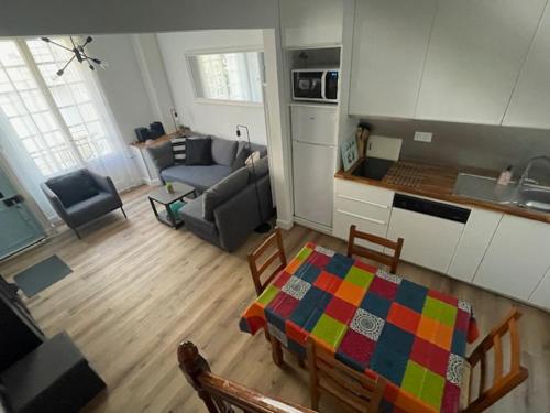 une cuisine et un salon avec une table et des chaises dans l'établissement La Pintade, au Tréport