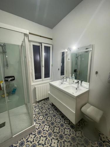 une salle de bain avec un lavabo et une douche dans l'établissement La Pintade, au Tréport