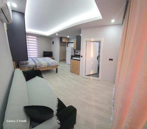 O bucătărie sau chicinetă la Centre Side Pool Suite