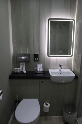Ein Badezimmer in der Unterkunft The George Hotel