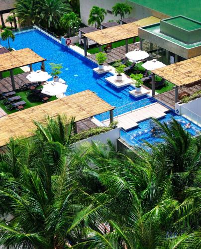 an overhead view of a pool with tables and umbrellas at SUNSOL UNIK Luxury Hotel in Porlamar