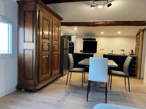 une cuisine avec une table et des chaises dans une pièce dans l'établissement La girafe, à Cuers