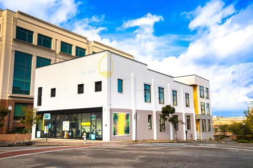 un edificio blanco en la esquina de una calle en The Hive 204 Sweeter, en Wilmington
