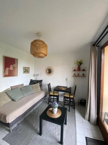 un salon avec un canapé et une table dans l'établissement Nid douillet, à Ouistreham