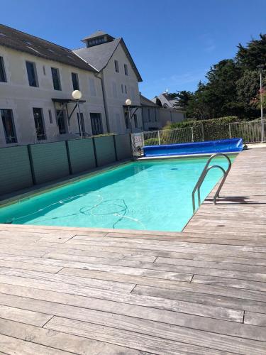 - une piscine sur une terrasse en bois dans l'établissement Charmant T2 direct plage, à Pornichet
