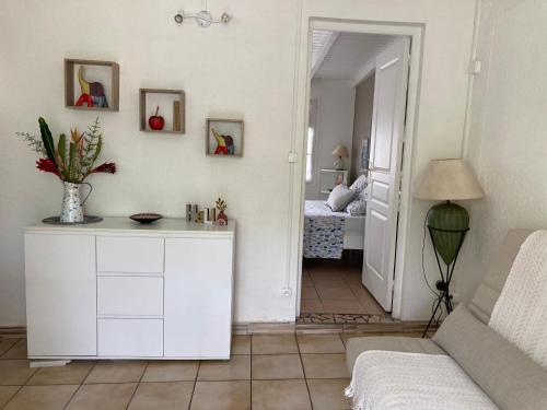 Una cama o camas en una habitación de T2 Ti Joe Au cœur de Guadeloupe