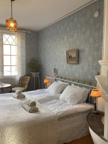 a bedroom with a large white bed in a room at Osaby Säteri in Tävelsås