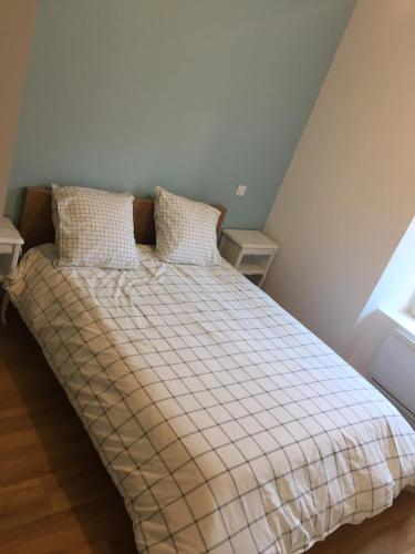 - un lit avec une couette en tresse dans une chambre dans l'établissement Gite gorges du Tarn, à Rivière-sur-Tarn