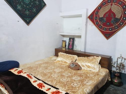 PrayagrajSarkar Homestay的一间卧室，床上有一只毛绒玩具