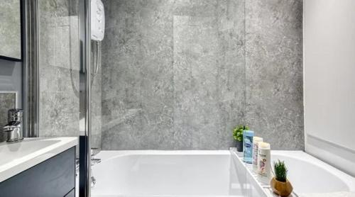 Ένα μπάνιο στο Stylish Apartment 2 Double Bedrooms - Free Off-street Parking - Preston