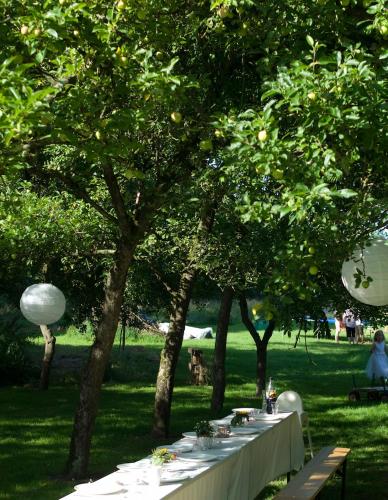 a long table with plates of food on it under trees at Himmel&Erden in Nordleda