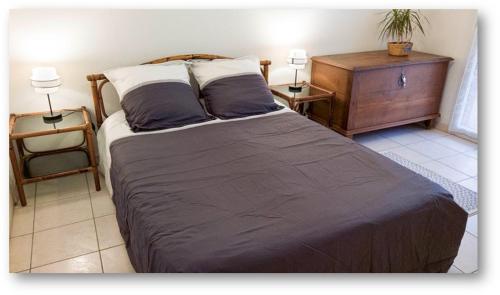 une chambre avec un grand lit avec deux oreillers dans l'établissement L'Impérial, à Saint-Raphaël