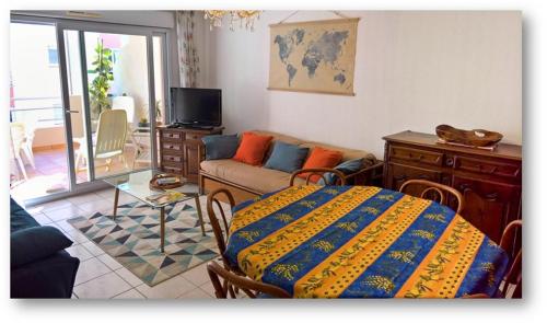 un salon avec un canapé et une table dans l'établissement L'Impérial, à Saint-Raphaël