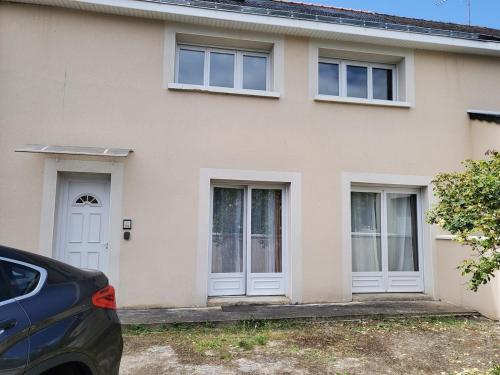 une maison avec une voiture garée devant dans l'établissement Large quiet studio,, à Angers