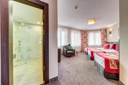Postel nebo postele na pokoji v ubytování SPA Hotel Kiparis
