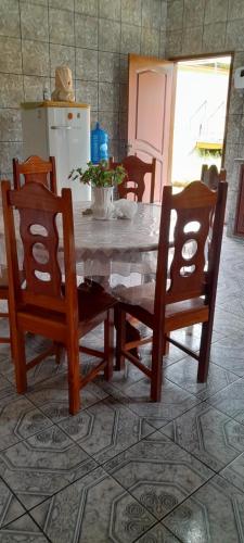 tavolo da pranzo con 2 sedie e tavolo con di Casa em Belém a Belém