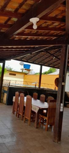 un tavolo e sedie in legno con tavolo, tavolo e sedia a sdraio di Casa em Belém a Belém