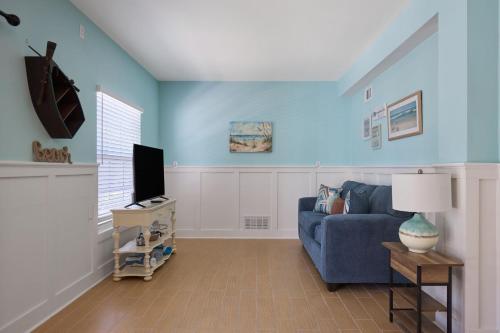 Μια τηλεόραση ή/και κέντρο ψυχαγωγίας στο Gorgeous Apartment on Mango St Steps to Beach