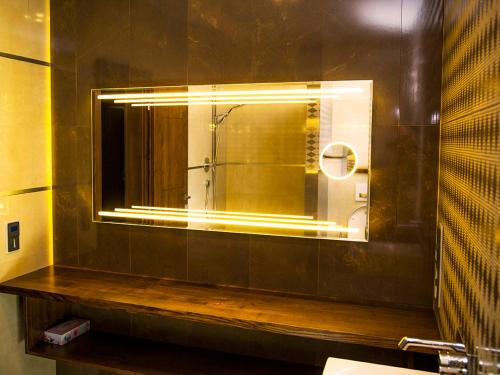 ヴァイデンにあるBoutique Hotel Friedenの鏡と洗面台のあるバスルーム