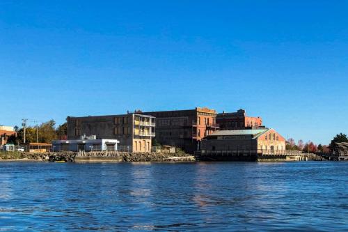 un grupo de edificios a orillas de una masa de agua en The Washington Hotel, en Port Townsend