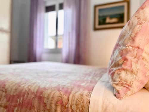 un letto con un cuscino e una finestra di Bologna Centrale Rooms a Bologna