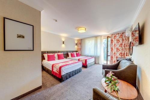 Postel nebo postele na pokoji v ubytování SPA Hotel Kiparis