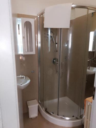 una ducha con puerta de cristal en un baño en NavigliBocconi LeCase&Vacanze Ambrosiane, en Milán