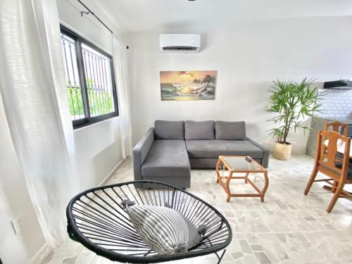 un salon avec un canapé et une table dans l'établissement Ecosuite 1, cerca del océano y del centro de Mazatlán, à Isla Cardones