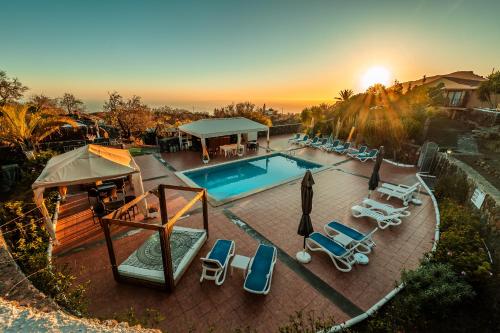 Бассейн в Hotel Rural La Correa del Almendro & Bubble Experience - Adults Only или поблизости