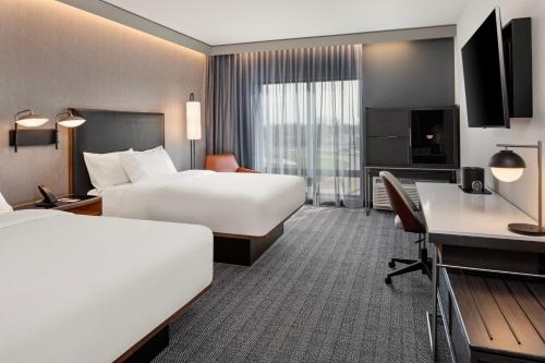 Postel nebo postele na pokoji v ubytování Courtyard by Marriott Bettendorf