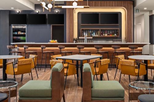 Ο χώρος του lounge ή του μπαρ στο Courtyard by Marriott Bettendorf