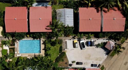 Una vista aérea de una casa con piscina. en Minimalist Condo with a Beautiful New Design, Bound Patio, and Shared Community Pool, en Coco