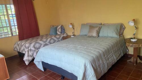 a bedroom with two beds and two lamps at El Remanso de paz y tranquilidad in San Pablo Nuevo Abajo