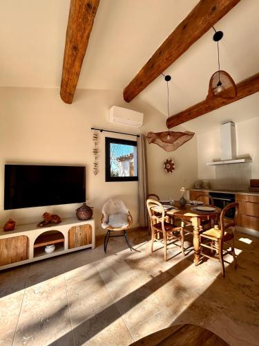un salon avec une table et une grande télévision dans l'établissement Mazet LEAJO 2, à Eygalières