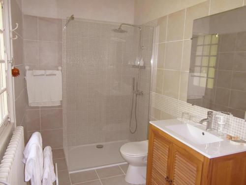 une salle de bain avec une douche, des toilettes et un lavabo dans l'établissement Le 22, à Nontron