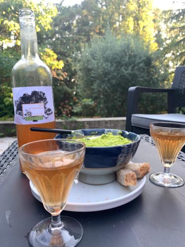 - une table avec un bol de salade et une bouteille de vin dans l'établissement Le 22, à Nontron