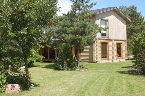 a house with a yard in front of it at Kibuvitsa Holiday House in Muratsi