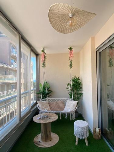 Cette chambre dispose d'une balançoire sur un balcon. dans l'établissement Studio cabine Cannes 2, à Cannes
