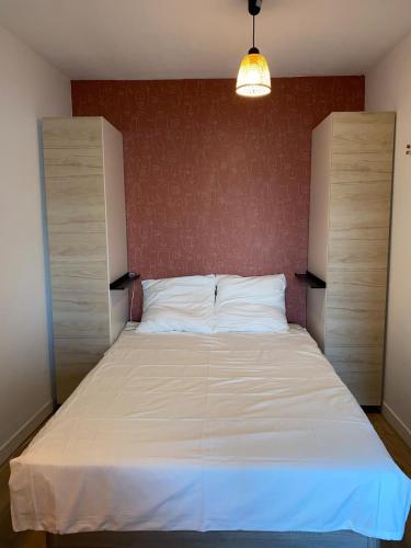 une chambre avec un grand lit avec un mur rouge dans l'établissement Studio cabine Cannes 2, à Cannes