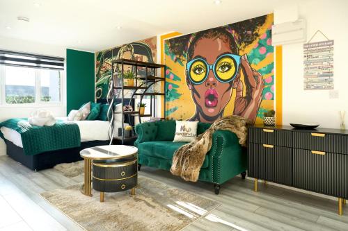 a bedroom with a mural of a woman with glasses at PopArt Studio CITY CENTRE SAUNA BALCONY, PRIVATE PARKING, WIFI NETFLIX- HAVEN4u in Hatfield