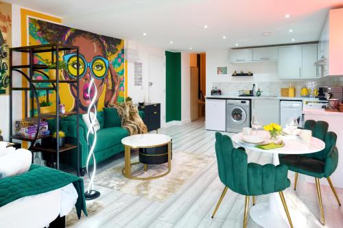 a living room with a green couch and a table at PopArt Studio CITY CENTRE SAUNA BALCONY, PRIVATE PARKING, WIFI NETFLIX- HAVEN4u in Hatfield