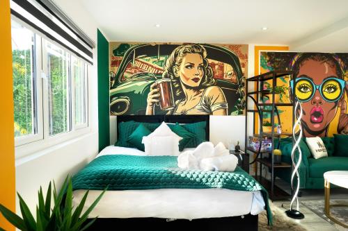 Ένα ή περισσότερα κρεβάτια σε δωμάτιο στο PopArt Studio CITY CENTRE SAUNA BALCONY, PRIVATE PARKING, WIFI NETFLIX- HAVEN4u