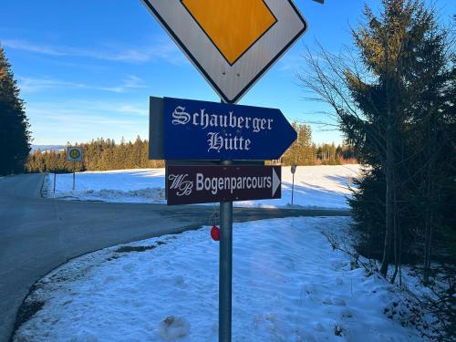 a street sign on the side of a road in the snow at !GoldPath! FeWo - Comfortable - Central - Balkon - Tiefgarage in Waldkirchen