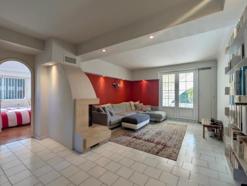 un grand salon avec un canapé et un escalier dans l'établissement Villa bagatelle Cimiez, à Nice