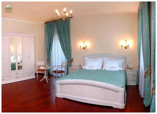a bedroom with a large white bed in a room at Gorny Ruchej in Hora