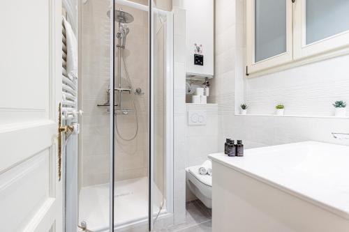une salle de bain avec douche et toilettes dans l'établissement FEEL HOME - Poissonnerie, à Nice