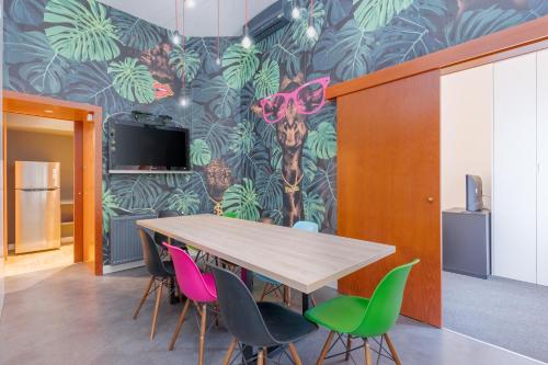 FACES of Jungle - Funky design in vibrant centre