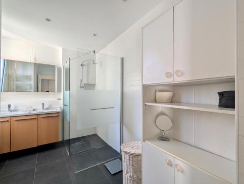 une salle de bain blanche avec une douche et un lavabo dans l'établissement Villa bagatelle Cimiez, à Nice