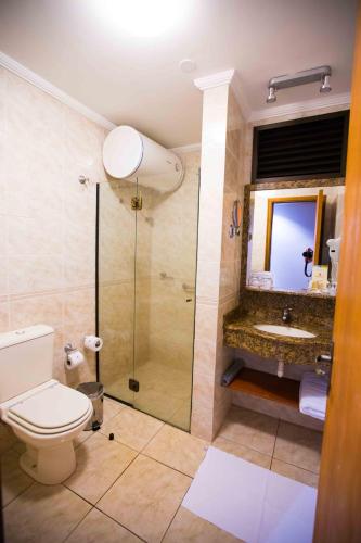 a bathroom with a shower and a toilet and a sink at Las Ventanas Hotel Boutique in Ciudad del Este
